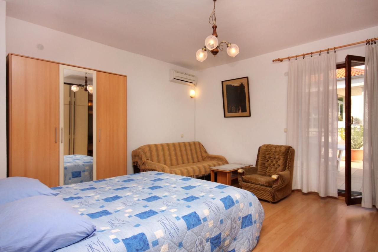 Apartment Vrbnik 5301B Kültér fotó