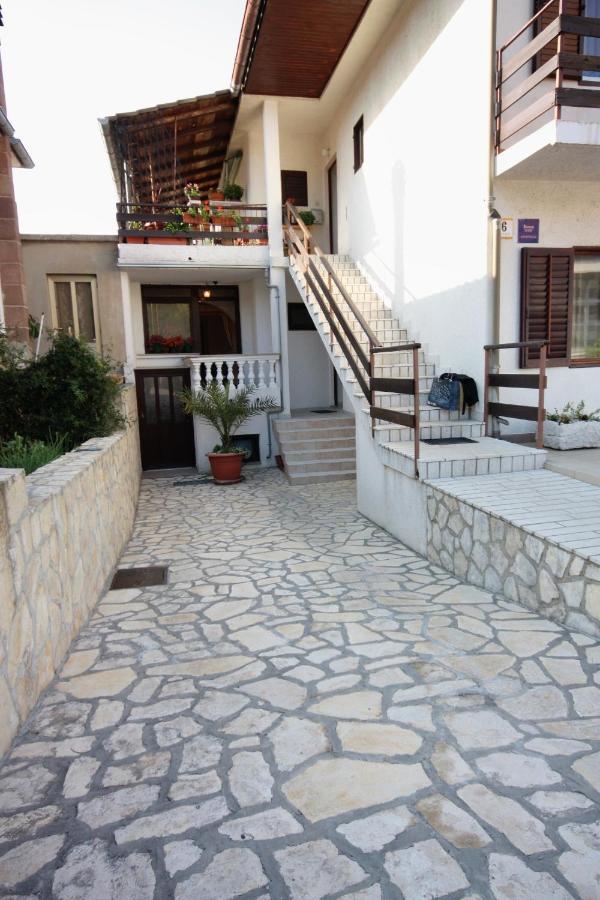 Apartment Vrbnik 5301B Kültér fotó