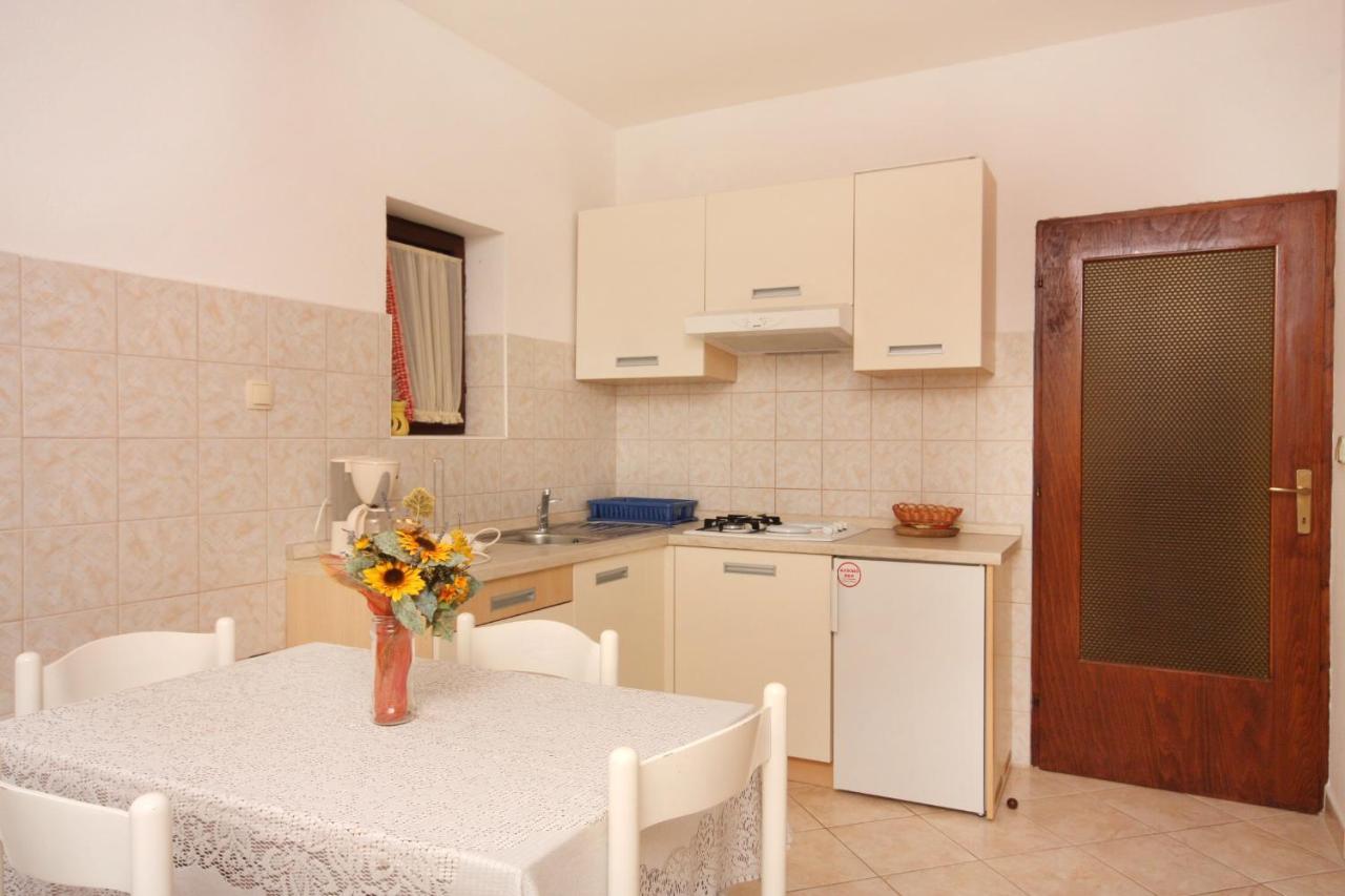 Apartment Vrbnik 5301B Kültér fotó