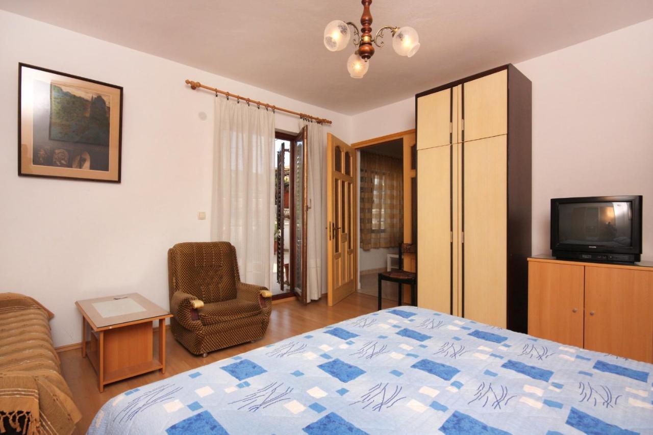 Apartment Vrbnik 5301B Kültér fotó
